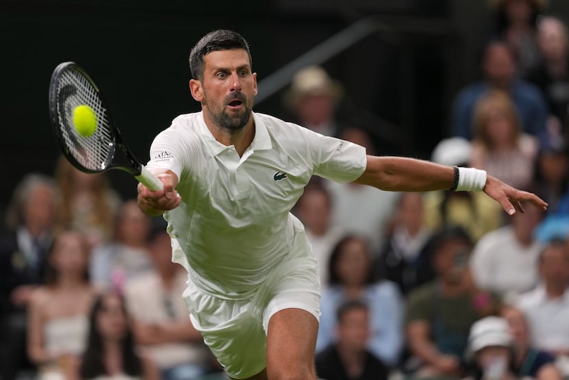 Novak Djokovic de Serbia durante el partido contra Yibing Wu de China.