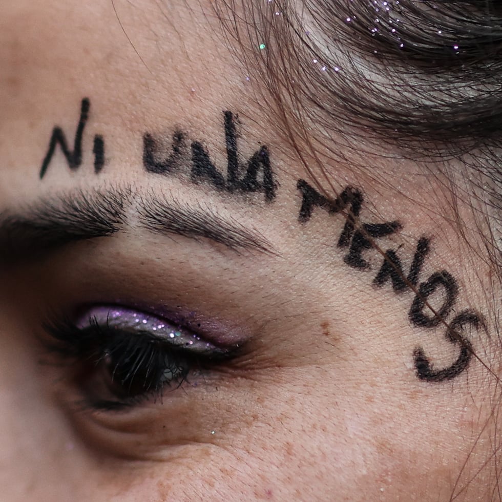 Las cifras muestran que, dentro del período analizado, la mayoría de los feminicidios clasificados como íntimos o familiares ocurrieron en el contexto de relaciones de pareja o vínculos familiares, un elemento que permite observar la dimensión de la violencia de género dentro de los entornos más cercanos a las víctimas.
