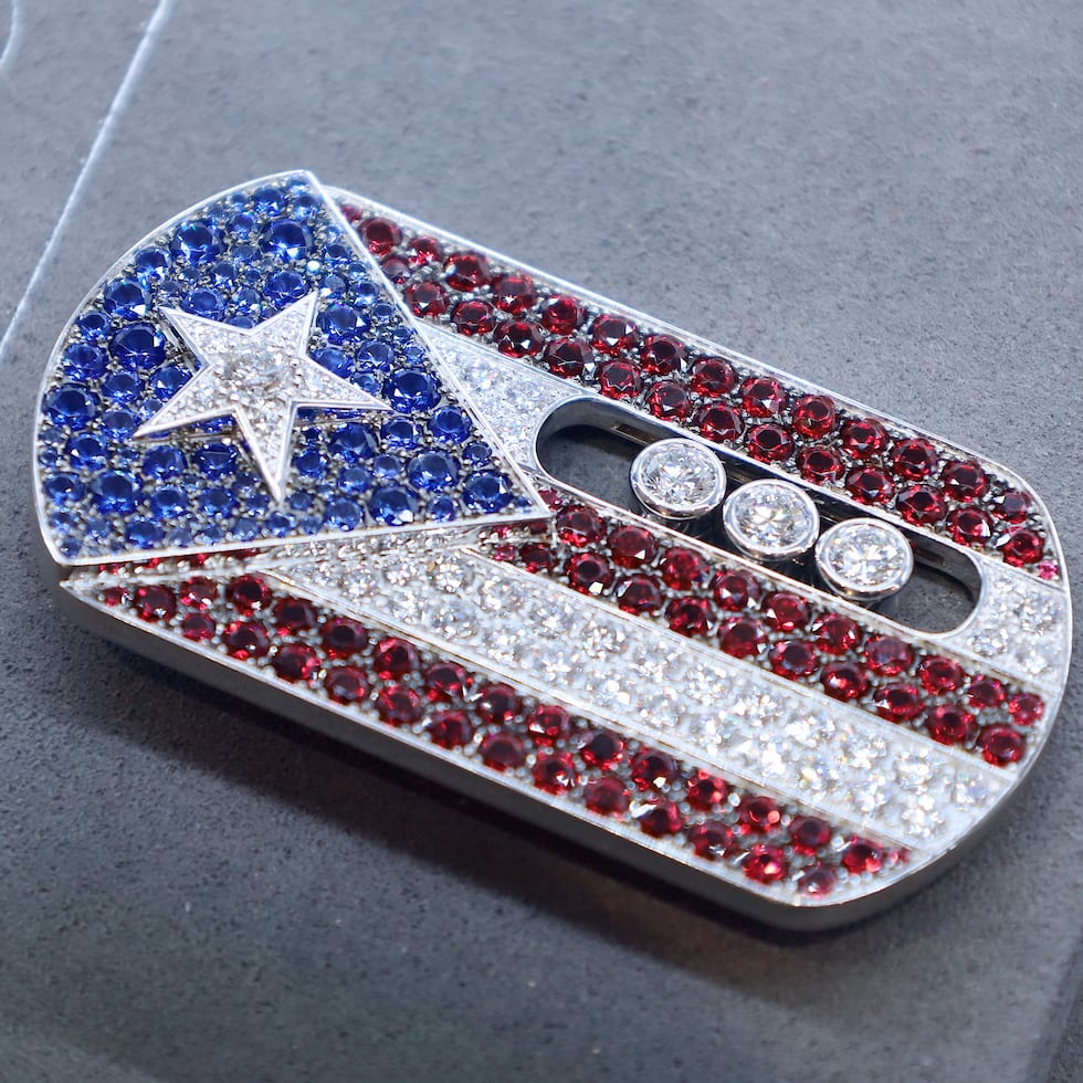 The brooch is inspired by the Puerto Rican flag, a limited edition piece created especially for this presentation on the island.