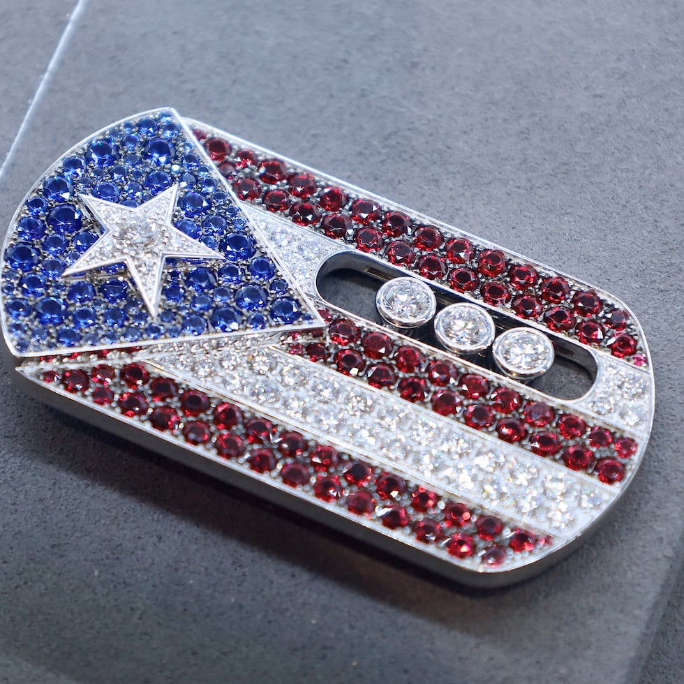 Broche de edición limitada de Messika inspirado en la bandera de Puerto Rico, creado con diamantes móviles como parte de la colección Move.