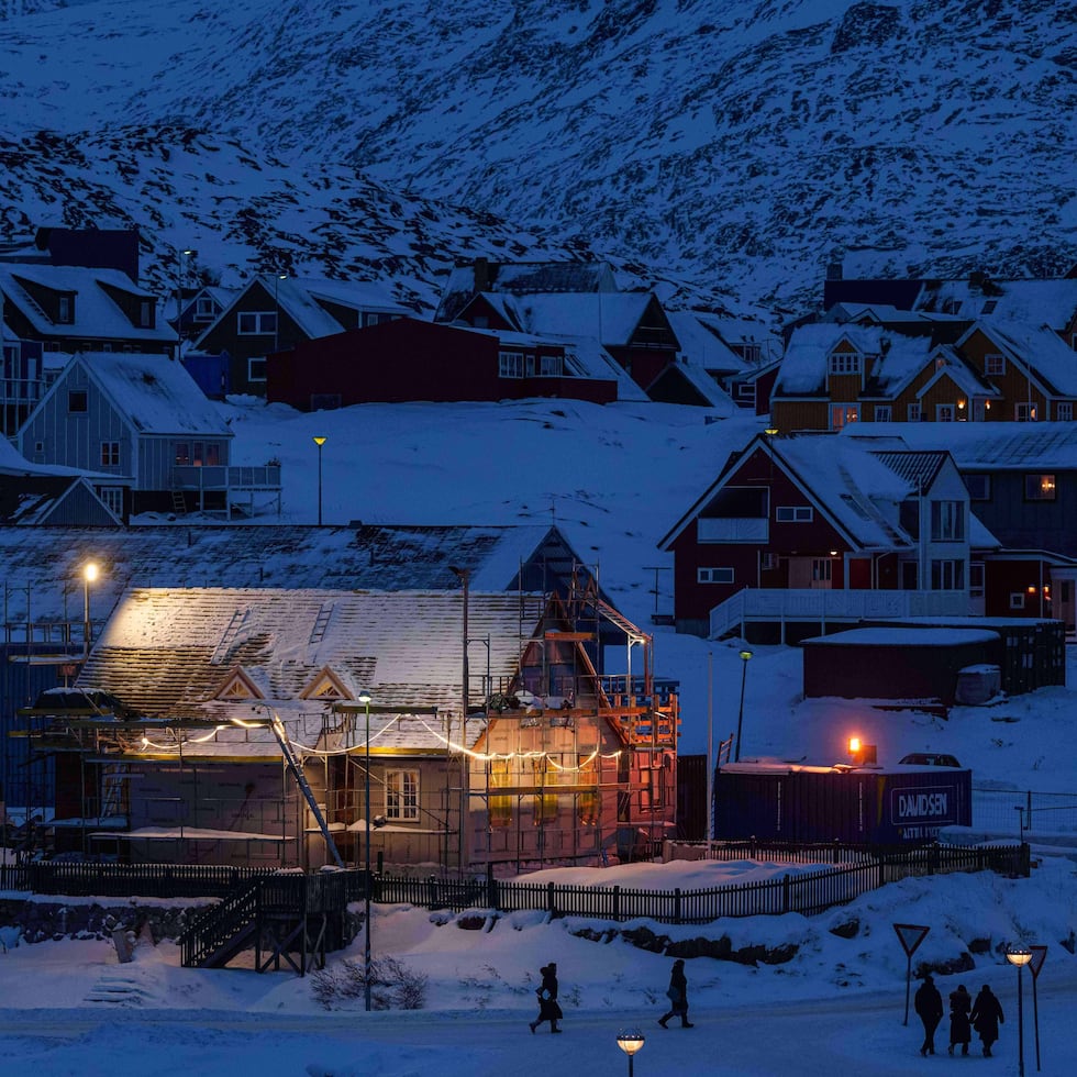 Varias personas caminan por una calle en el centro de Nuuk, Groenlandia.