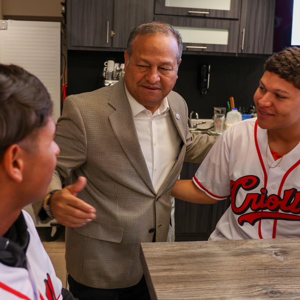 El alcalde de Caguas, William Miranda Torres, comparte con los prospectos cagüeños, Gabriel Vázquez y Pedro Sierra, durante el anuncio de la celebración del Thanksgiving Classic.