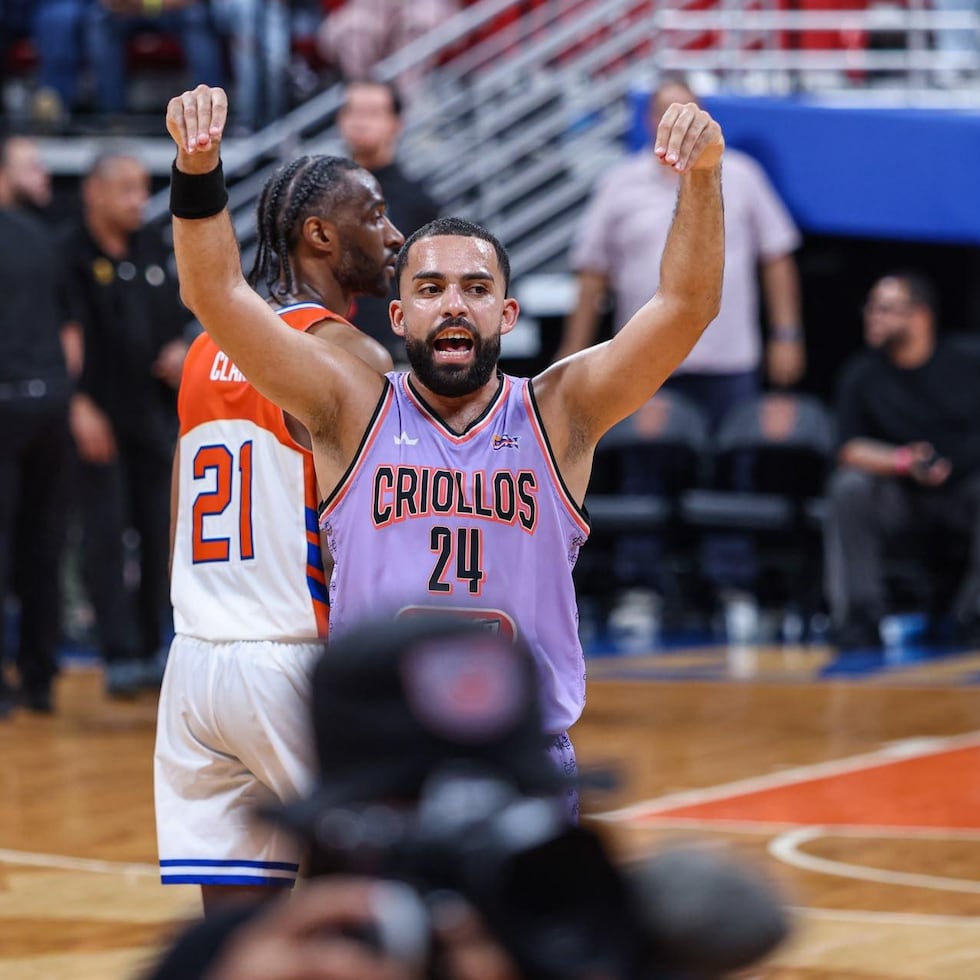 El armador de los Criollos de Caguas, Christian "Cuco" López, celebra durante el sexto juego de semifinal de conferencia contra los Cangrejeros de Santurce.