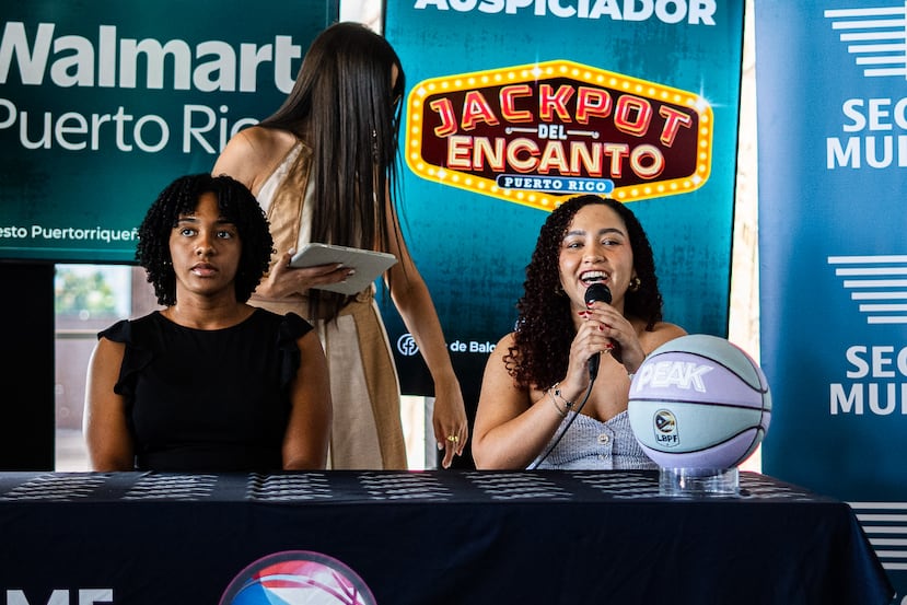Las jugadoras Diana Rivera y Paola Flores estuvieron presentes en la conferencia de prensa.