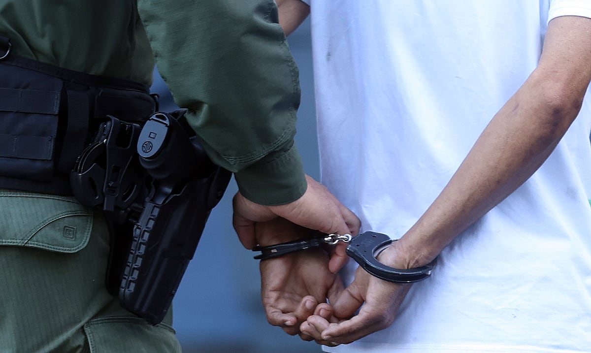 Expulsarán a policía municipal de San Germán acusado de grabar a menor en baño en Florida