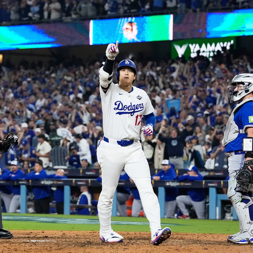 Shohei Ohtani celebra uno de sus dos cuadrangulares en el tercer juego de la Serie Mundial.