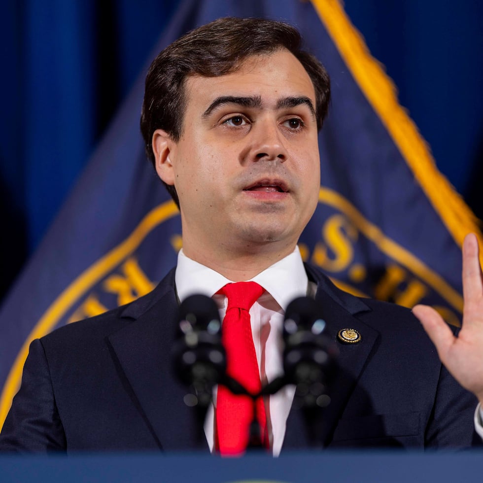 The resident commissioner in Washington, D.C., Pablo José Hernández, said that "the problem is not Jenniffer González. The problem is the New Progressive Party".