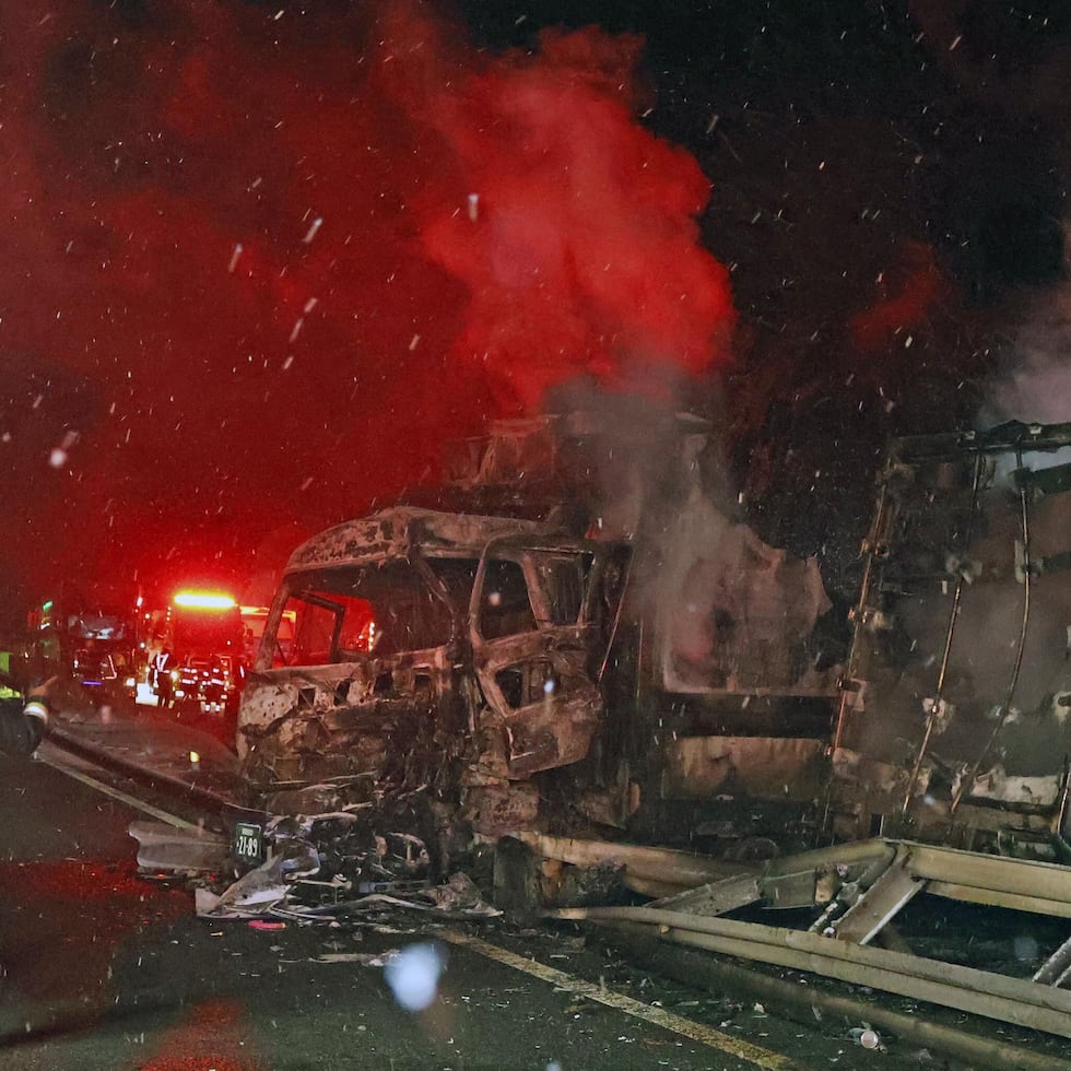 Vehículos quemados tras un choque múltiple en una autopista, en Minakami, Japón, la madrugada del sábado.