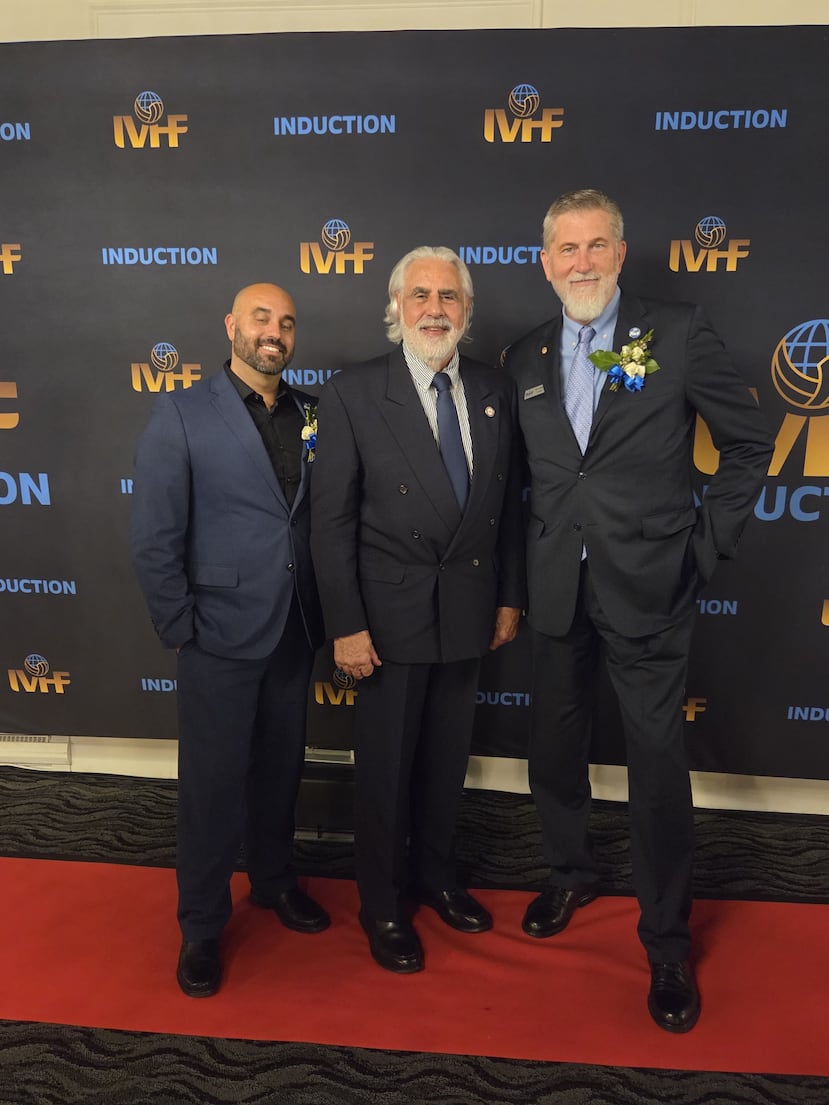 Pedrito Rodríguez (centro), junto a Steve Bishop (derecha), presidente de la Junta de Directores del Salón de la Fama del Voleibol Internacional, y George Mulry, director ejecutivo de la institución, durante la ceremonia de exaltación de la Clase 2026.