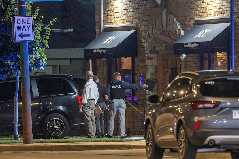 La policía de Chicago investiga la funeraria South Chicago Chapel después de que las autoridades descubrieran decenas de cuerpos en descomposición en el sótano de la misma el jueves 6 de agosto de 2026. (Tyler Pasciak /Chicago Sun-Times vía AP)