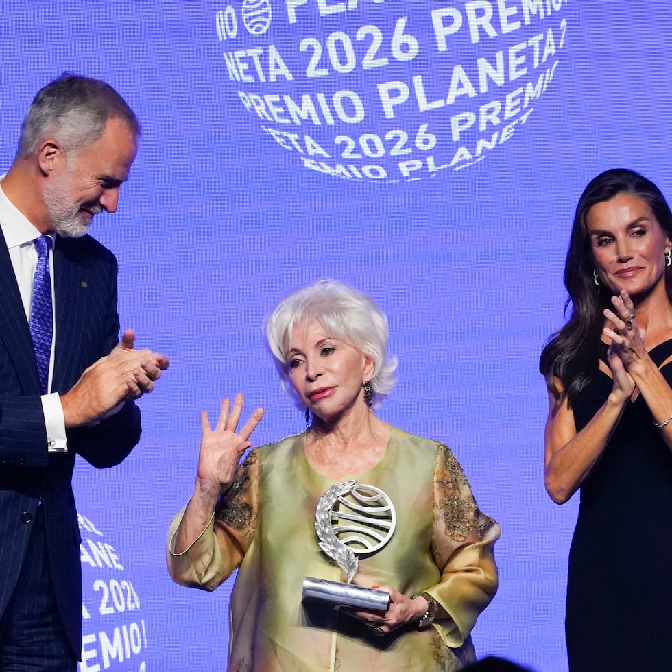 La escritora chilena Isabel Allende (al centro), fue acompañada por los reyes de España Felipe (a la izquierda) y Letizia (a la derecha), durante la entrega del Premio Planeta 2026 en Barcelona.