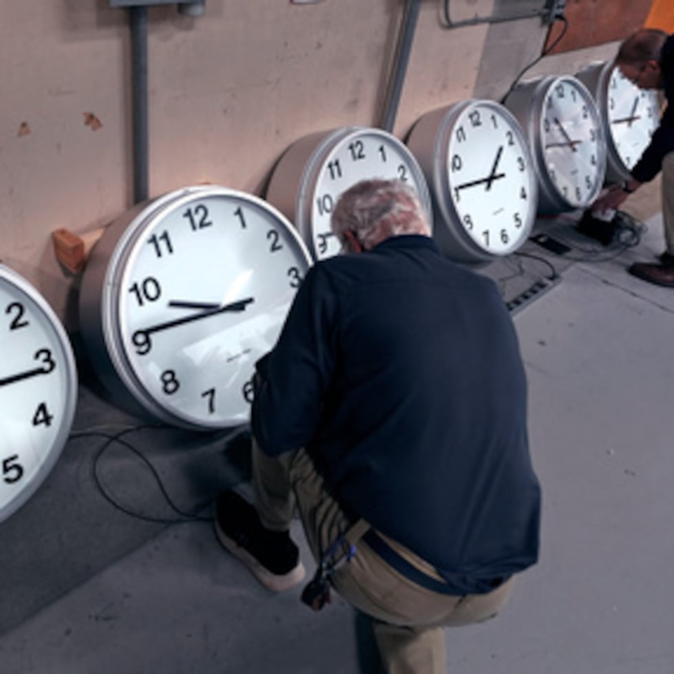 Ajustan relojes para aeropuerto en Everett, Washington.