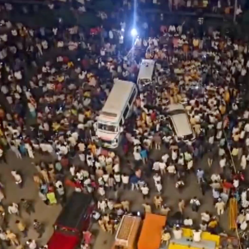 Los manifestantes bloquearon la autopista que une las ciudades de Bombay y Bangalore en India, para protestar por la violación y el asesinato de una niña de 4 años en una zona rural presuntamente a manos de un hombre de 65 años.