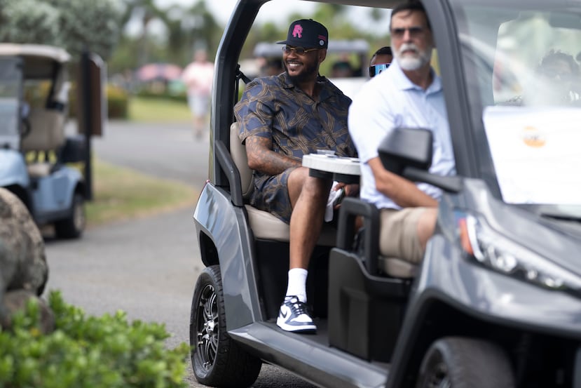 Carmelo Anthony junto al director ejecutivo de la YMCA de San Juan, en cuyo torneo de golf invitacional actuó como embajador.