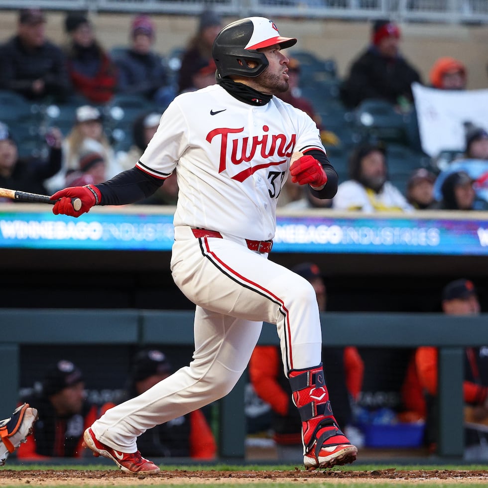 Momento en que Víctor Caratini conecta un elevado de sacrificio en la tercera entrada con las bases llenas para empujar una carrera.
