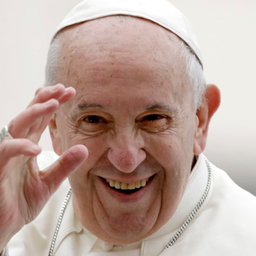 ARCHIVO - El papa Francisco sale al final de su audiencia general semanal en la plaza de San Pedro, en el Vaticano, el 15 de mayo de 2019. (AP Photo/Andrew Medichini, Archivo)