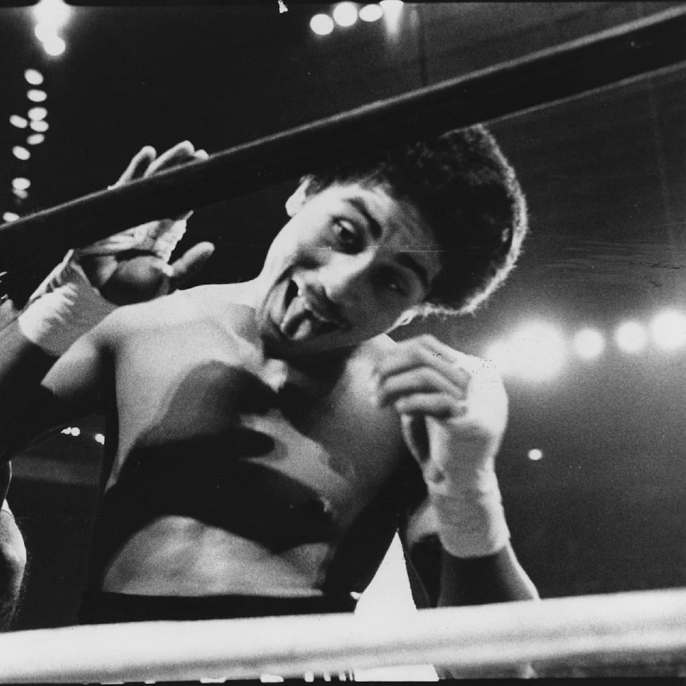 Wilfredo “Bazooka” Gómez conquistó tres campeonatos mundiales en distintas divisiones y se consolidó como una de las figuras más grandes en la historia del boxeo puertorriqueño. En la imagen, celebra su victoria sobre Carlos Zárate.