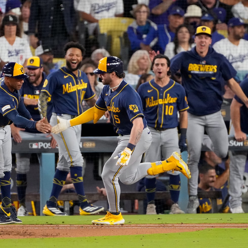 Garrett Mitchell (5), de los Brewers de Milwaukee corre y celebra al lado de sus compañeros después de batear un cuadrangular solitario durante la séptima entrada del Juego 3 de la Serie de Campeonato de la Liga Nacional frente a los Dodgers de Los Ángeles, el miércoles 14 de octubre de 2026, en Los Ángeles. (AP Foto/Mark J. Terrill)