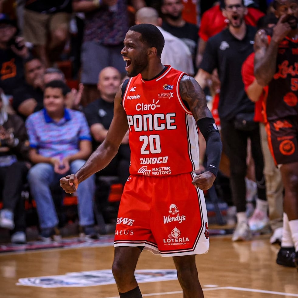 Jalen Crutcher, de los Leones de Ponce, celebra durante el quinto juego de semifinal de conferencia contra los Atléticos de San Germán.