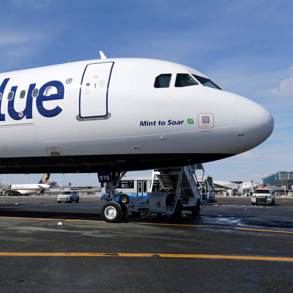 Personal médico evaluó a los pasajeros y tripulantes en el aeropuerto antes de que algunos fueran llevados a hospitales, informó JetBlue.