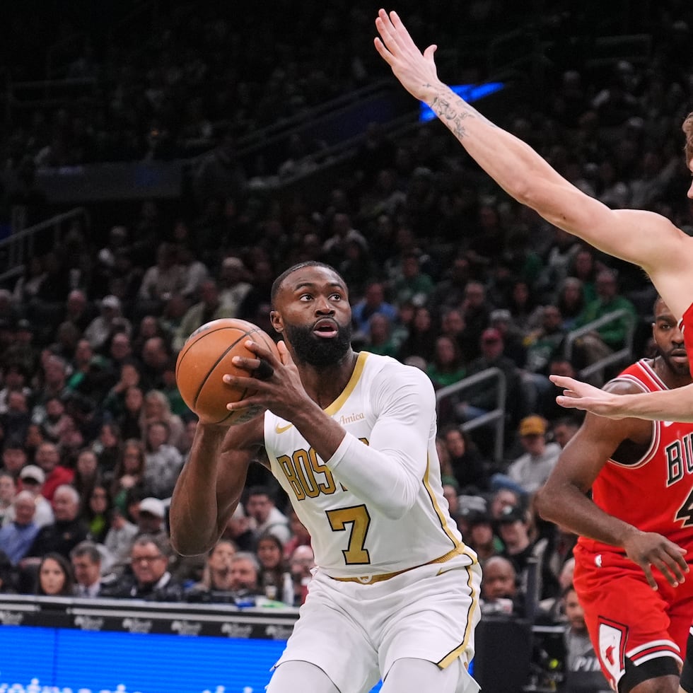 Jaylen Brown, a la izquierda, promedia 29.6 puntos por cotejo esta temporada.