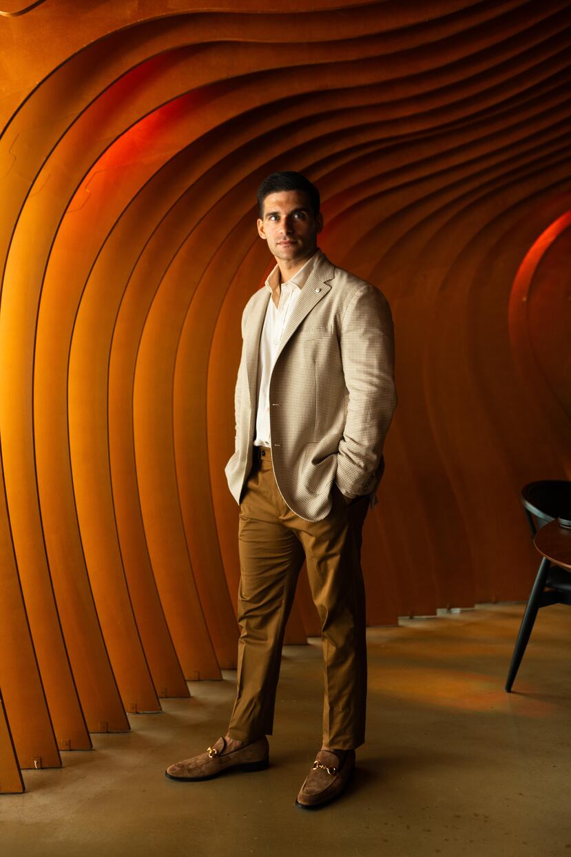 El caballero puede optar por un "look" más clásico como este de La Tigre, tienda especializada en moda italiana, ubicada en Ciudadela, Santurce.