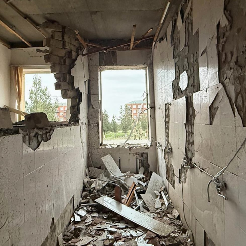 Esta imagen muestra los daños en una escuela en Julfa luego de lo que el Ministerio de Relaciones Exteriores de Azerbaiyán describe como un ataque con drones perpetrado por Irán en el enclave de Nakhchivan.