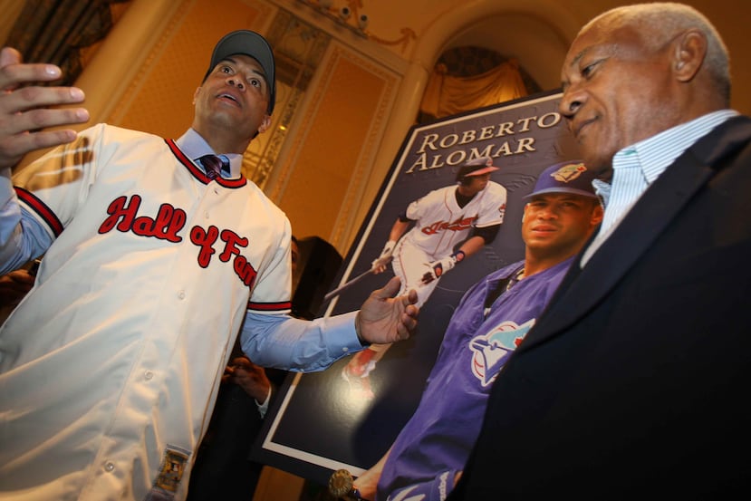 Roberto Alomar comparte con su padre, Santos, en la conferencia de prensa del Salón de la Fama en el 2011 en Cooperstown, Nueva York. (Archivo / GFR Media)