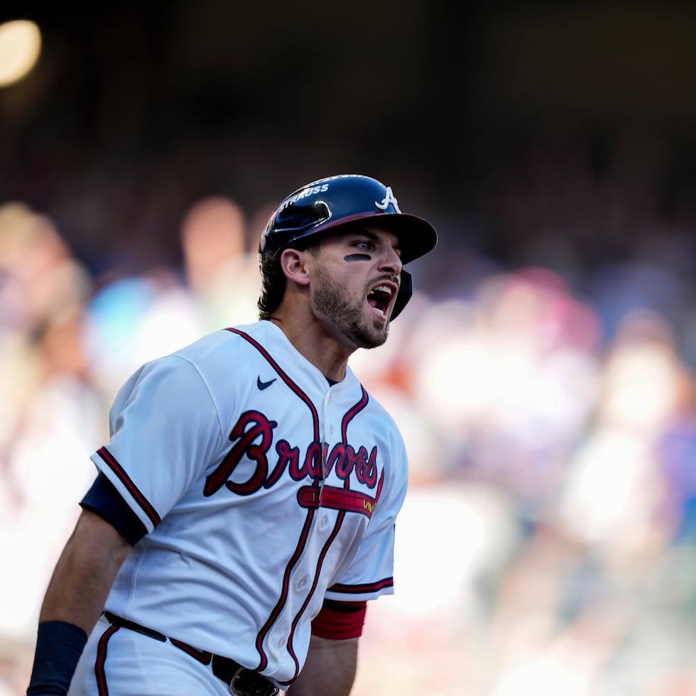 Austin Riley celebra su cuadrangular de tres carreras contra Filadelfia.