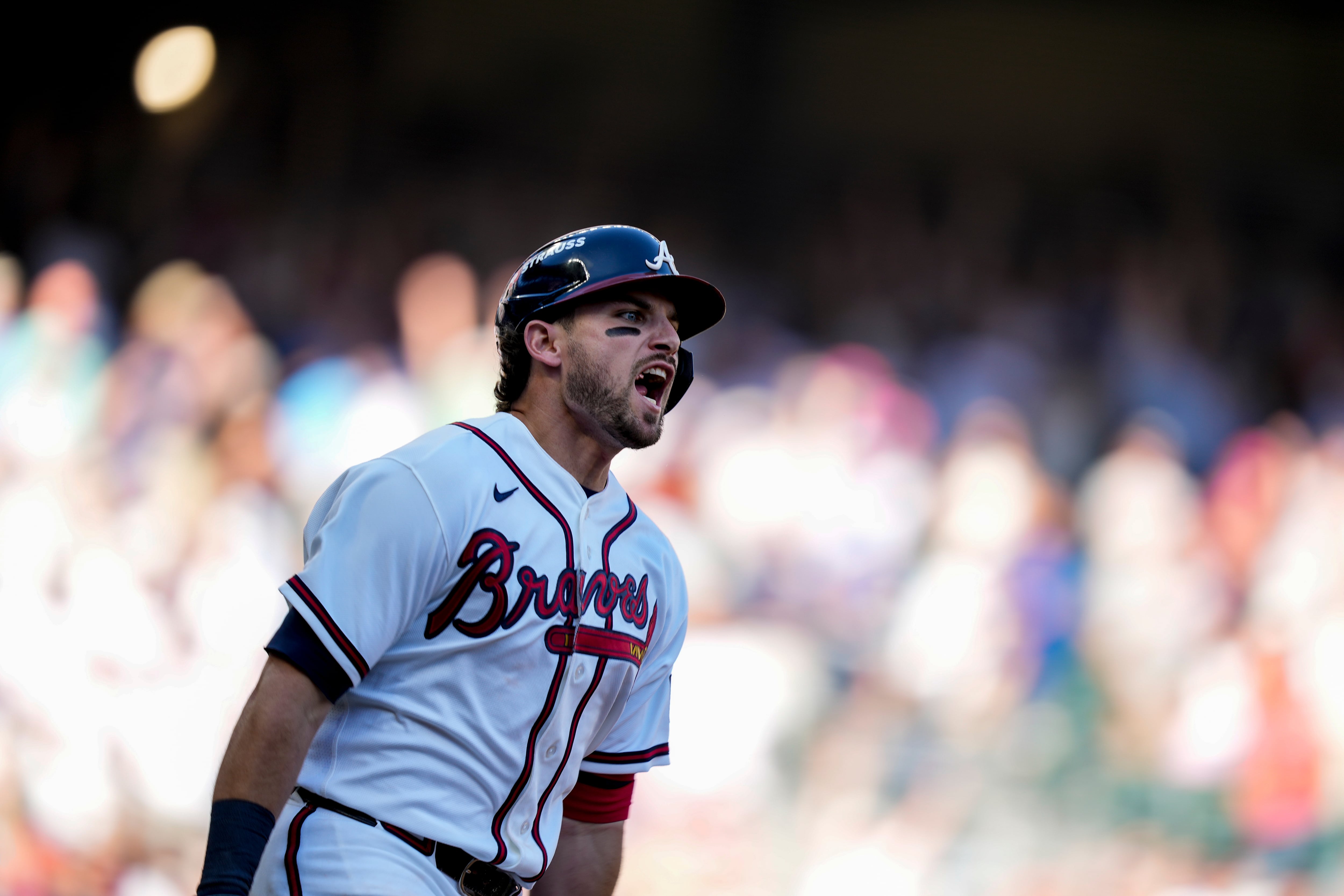 Austin Riley se viste de héroe para los Braves vencer a los Phillies en el inicio de la serie de comodines