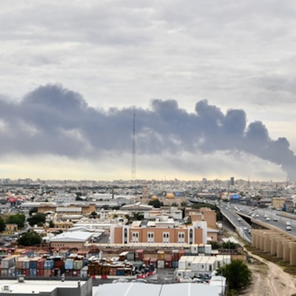 El humo se eleva desde el aeropuerto internacional de Kuwait después de un ataque con drones en el almacenamiento de combustible.