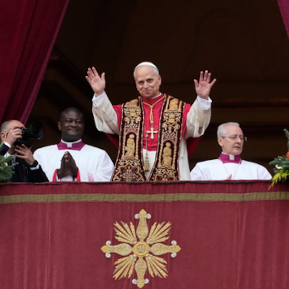 Asomado a la ventana del palacio apostólico ante las miles de personas congregadas en la plaza de San Pedro, el pontífice estadounidense dedicó su mensaje a la huida de la “Sagrada Familia” tras la orden de Herodes de matar a los recién nacidos.