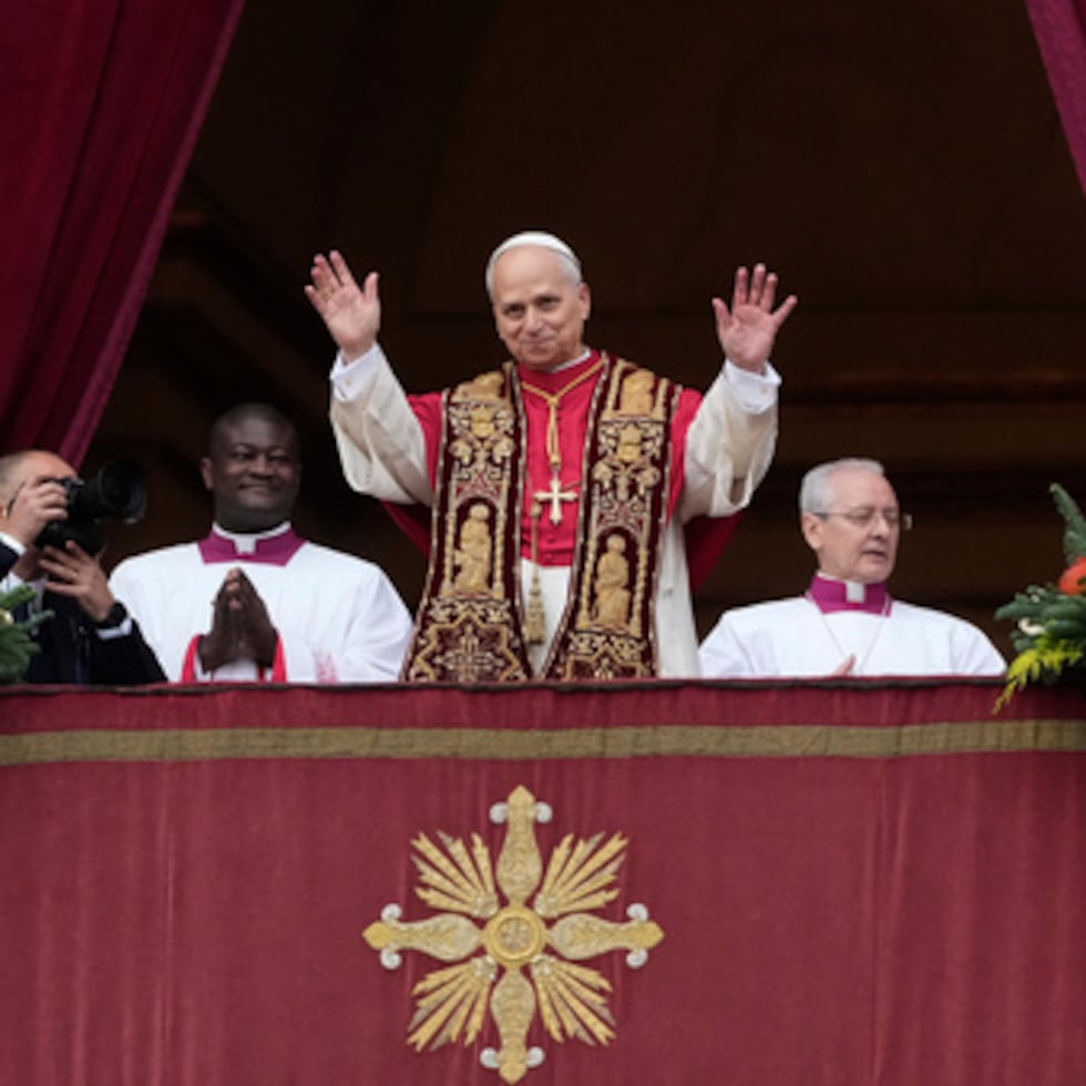 El Papa León XIV saluda después de pronunciar la bendición Urbi et Orbi (en latín "a la ciudad y al mundo").