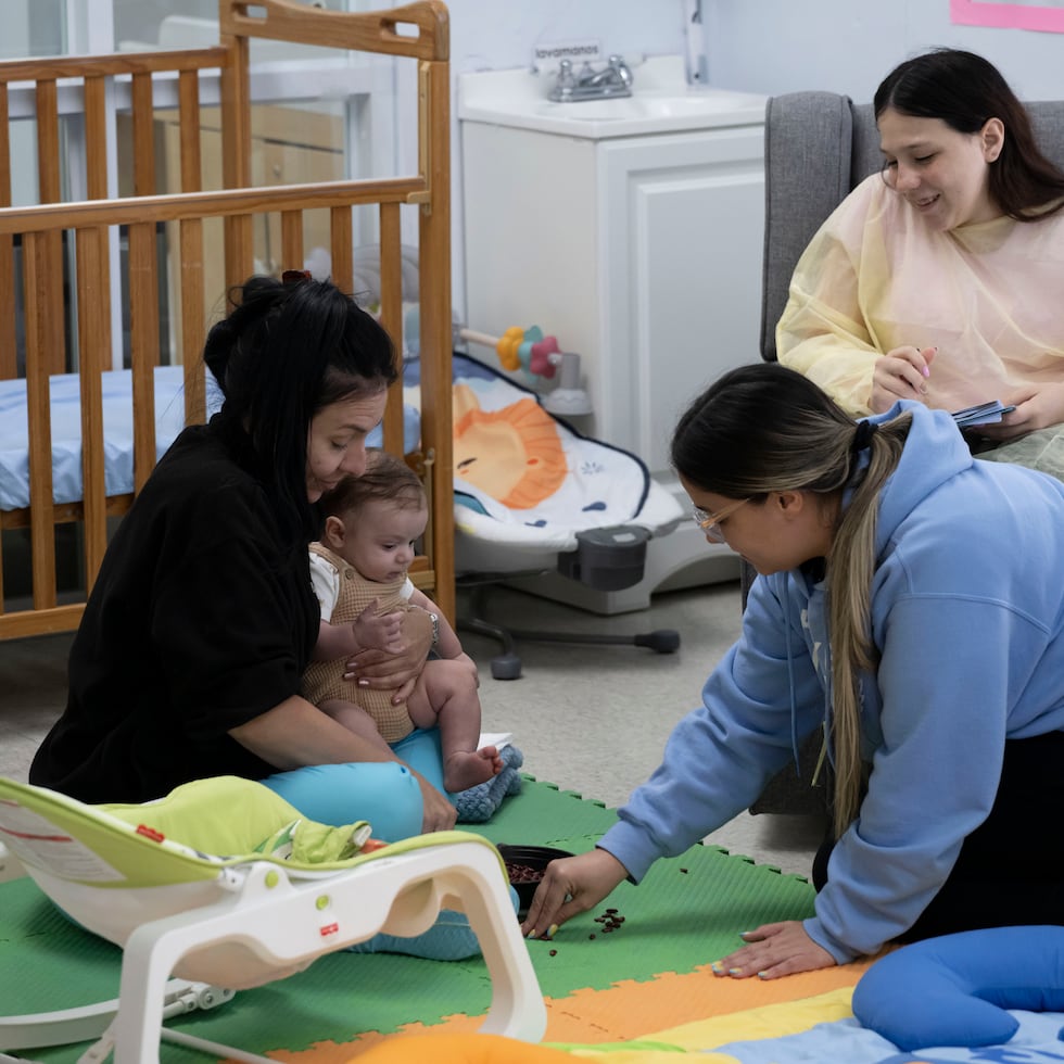 El Proyecto Nacer, una organización con un modelo de servicios integrados que atiende a las madres y padres adolescentes junto a sus familias, ofrece una educación alternativa para que estos jóvenes completen su escuela superior.