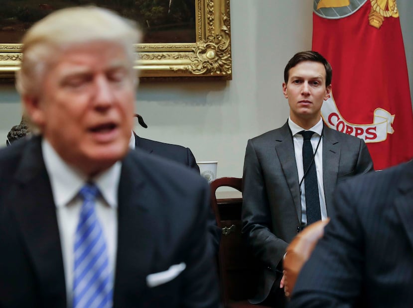 Kushner, al fondo, es uno de los principales asesores de Trump. (AP)