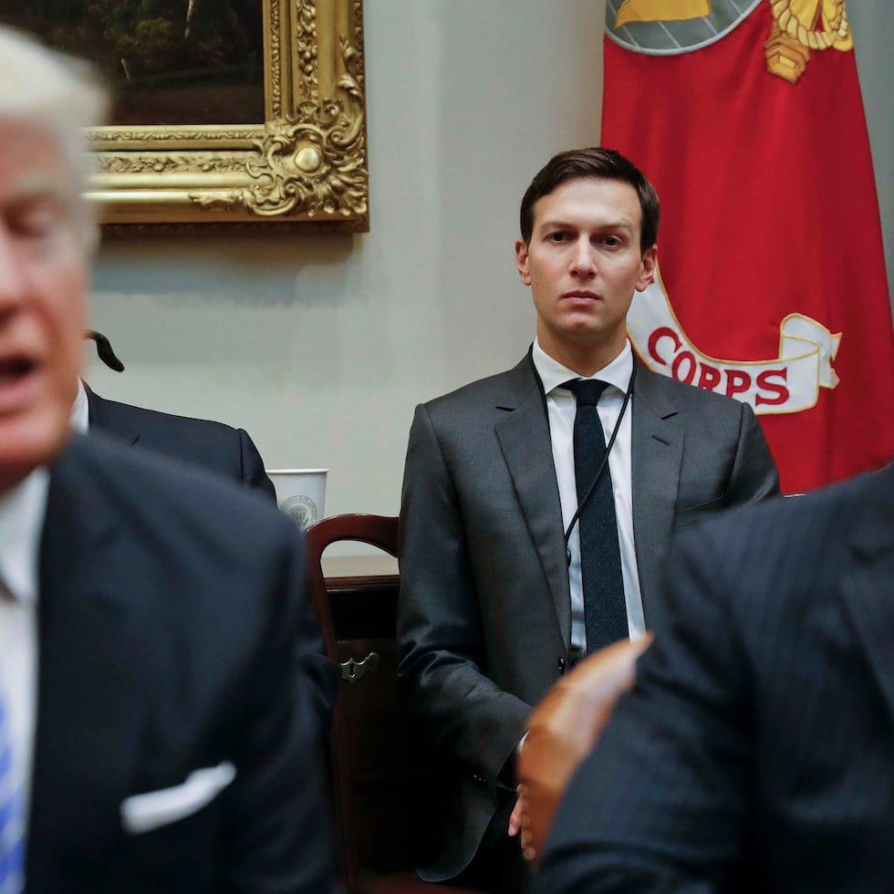 Jared Kushner, al fondo, es uno de los principales asesores de su suegro, el presidente Donald Trump.
