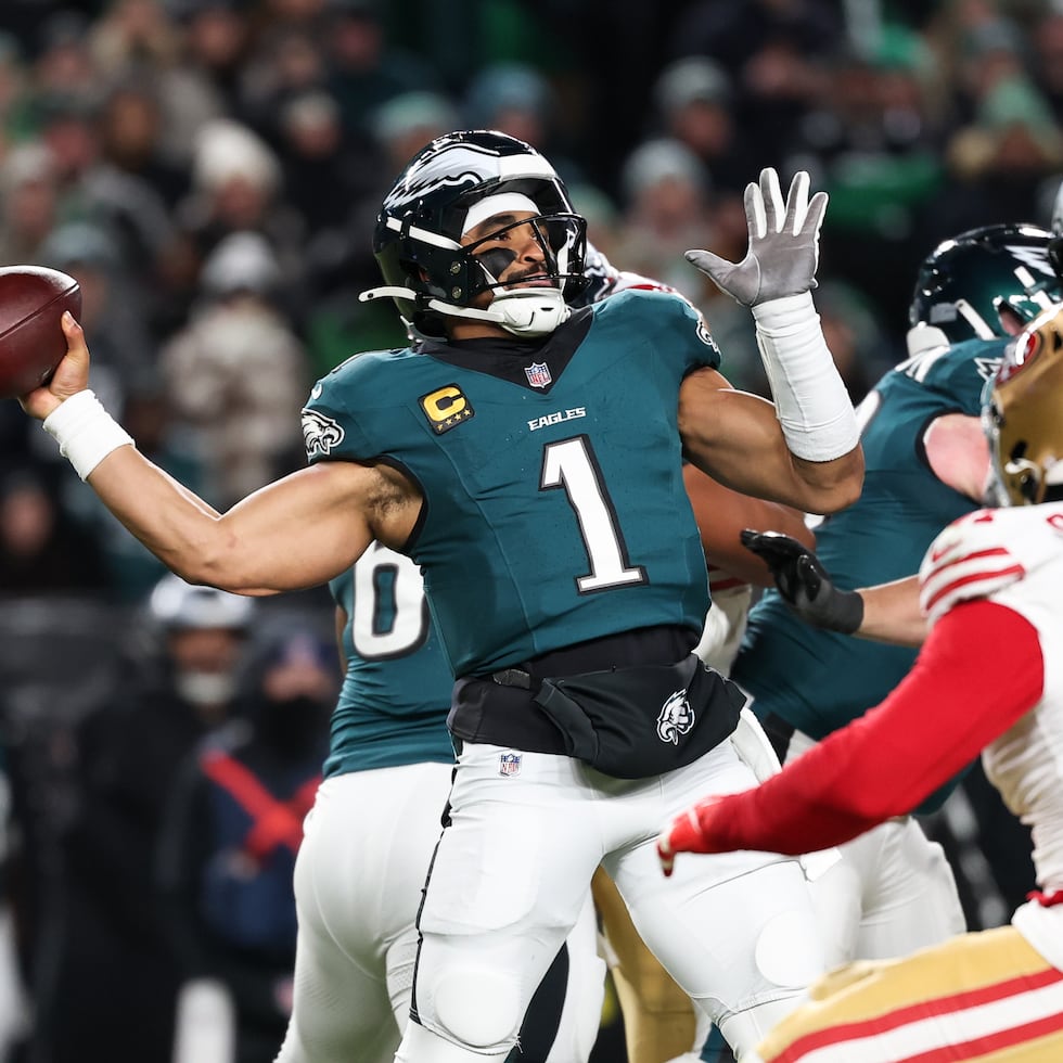 El quarterback de los Eagles, Jalen Hurts, lanza un pase durante el duelo de playoffs ante los 49ers.