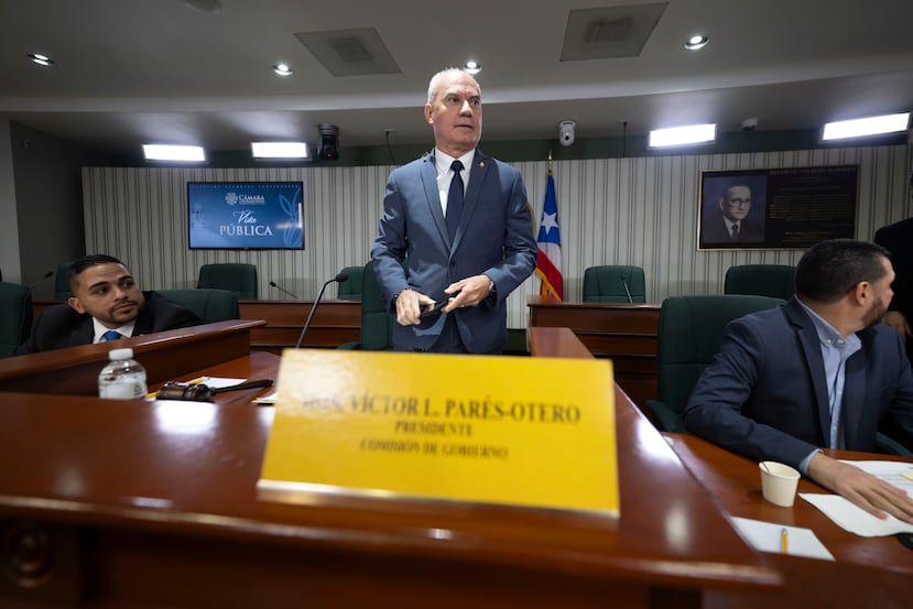 Al centro, el presidente de la Comisión cameral de Gobierno, Víctor Parés Otero.