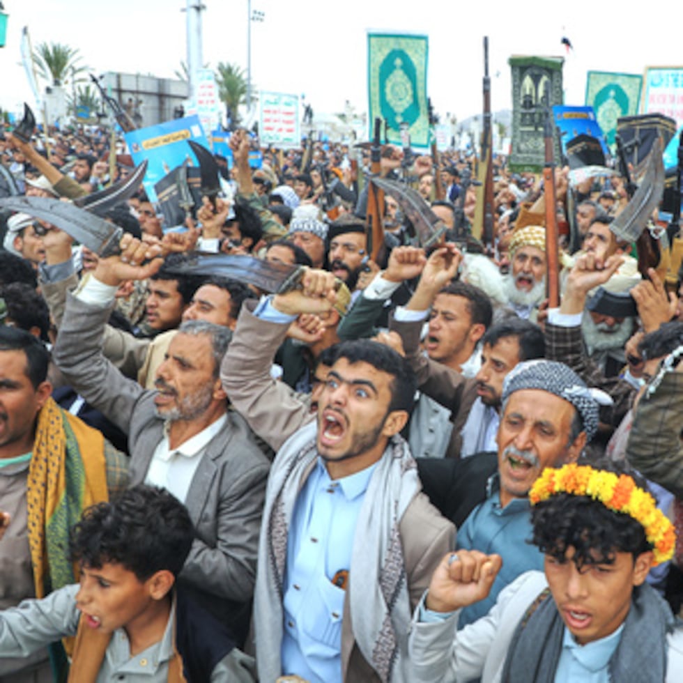 Partidarios de los rebeldes hutíes de Yemen gritan consignas durante una concentración en apoyo al grupo y para protestar contra la acusación de Arabia Saudí de que los hutíes atacaron La Meca, el lugar más sagrado del islam, en Saná (Yemen).