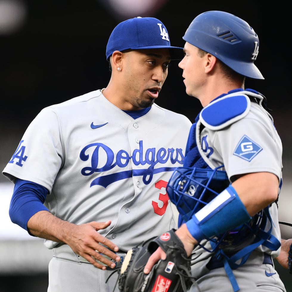 Edwin Díaz (3) celebra con el receptor Will Smith.