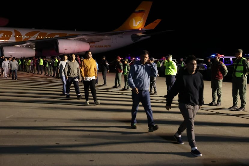 Fotografía del 24 de marzo cedida por Prensa del Ministerio de Interior, Justicia y Paz, donde se observa a personas momentos antes de bajarse de un avión en el Aeropuerto Internacional Simón Bolívar, en La Guaira, Venezuela.