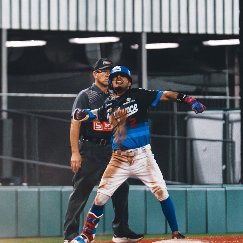 Jeremy Arocho celebra su triple impulsor de tres carreras.