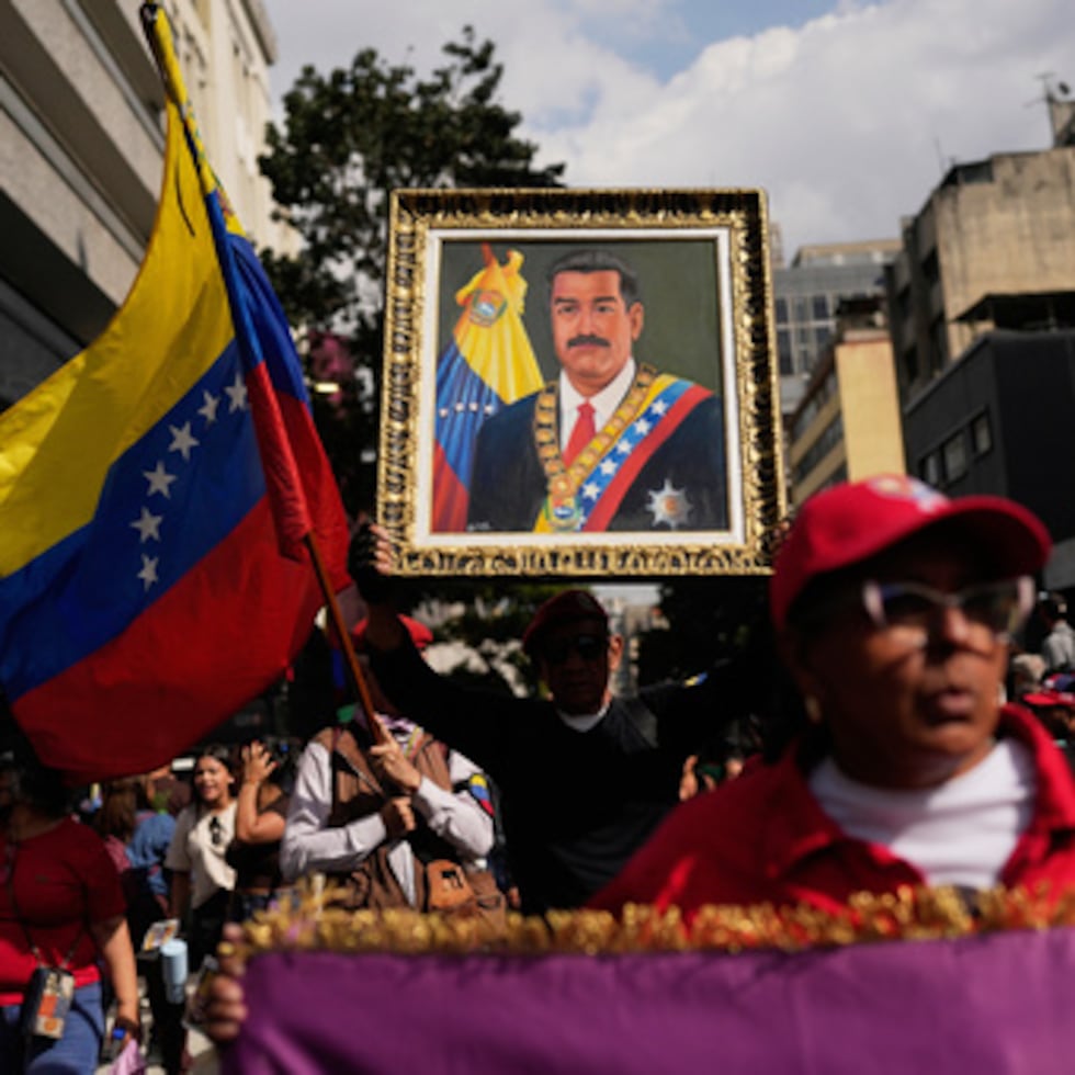 Con carteles que reclamaban la puesta en libertad de Maduro y su esposa Cilia Flores, ambos recluidos en una cárcel de Nueva York.