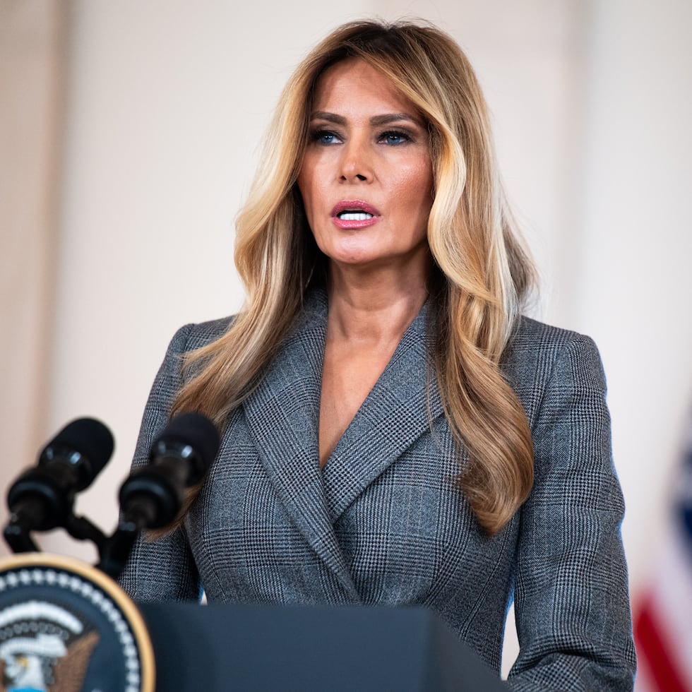 La primera dama estadounidense, nacida en Eslovenia, negó categóricamente cualquier vínculo con Epstein, con quien ella y su esposo Donald Trump habían sido fotografiados anteriormente durante sus años de vida social en Nueva York.