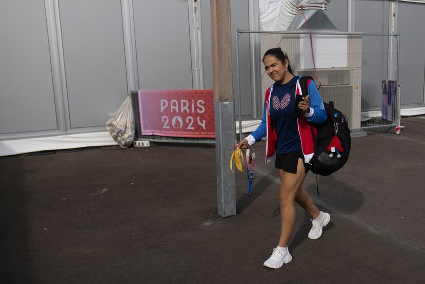 Adriana Díaz llega a la Villa Olímpica, luego de una sesión de entrenamiento.