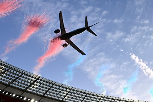 Imagen de la cobertura de: Aviones pasan muy cerca del techo de un estadio en Sudáfrica y surge debate sobre seguridad
