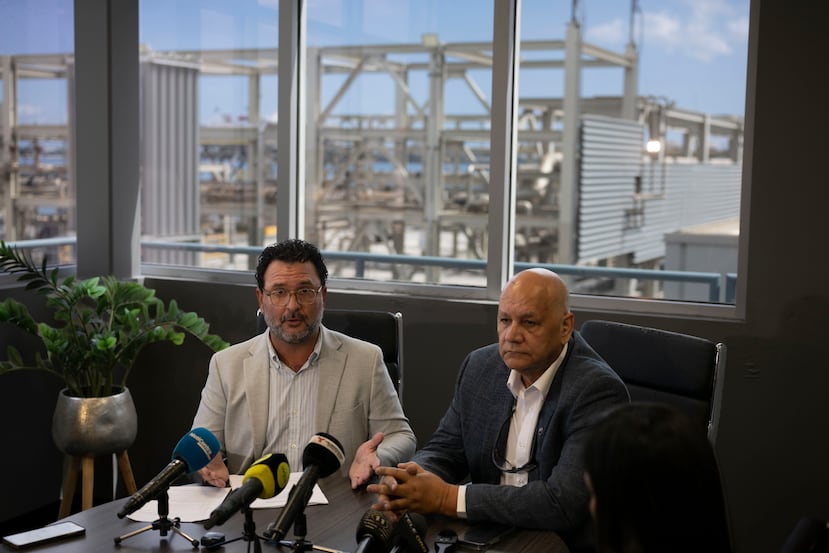 Alberto Castañer, abogado de NFE, y Stephen Rivera, expresidente de la Asociación de Prácticos y consultor de la gasífera, en conferencia de prensa.