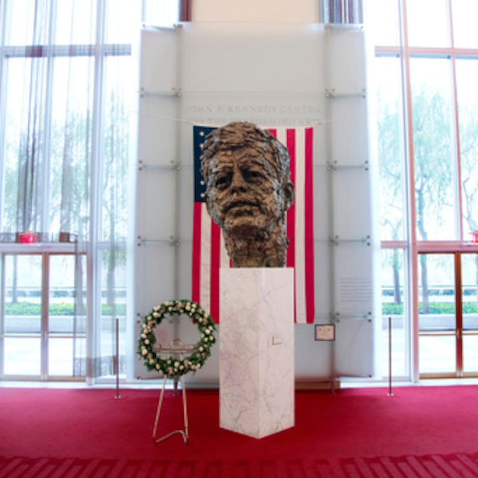 El presidente Kennedy fue asesinado en 1963, y el Congreso aprobó una ley al año siguiente que nombraba al centro como monumento viviente en su memoria.