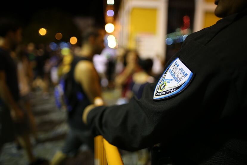 Un agente de la policía Municipal de San Juan vigila al público que se dio cita a las Fiestas de la Calle San Sebastián.