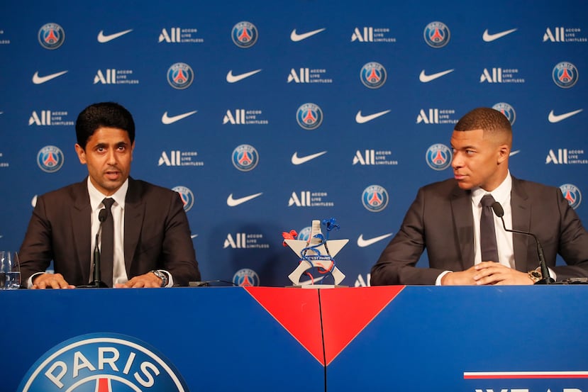 Kylian Mbappé en otro instante junto al presidente del PSG, Nasser Al-Al-Khelaifi.